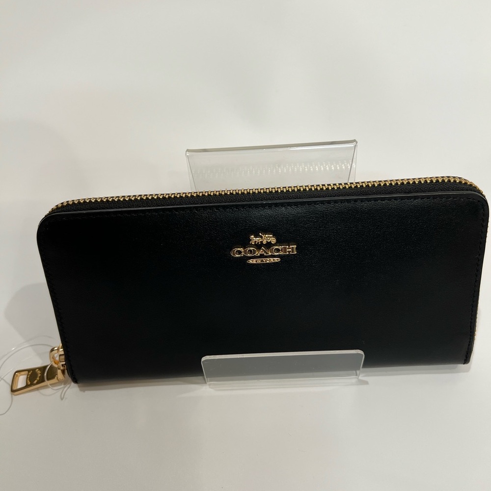 Authentic NWT LEATHER COACH ZIP AROUND BLACK